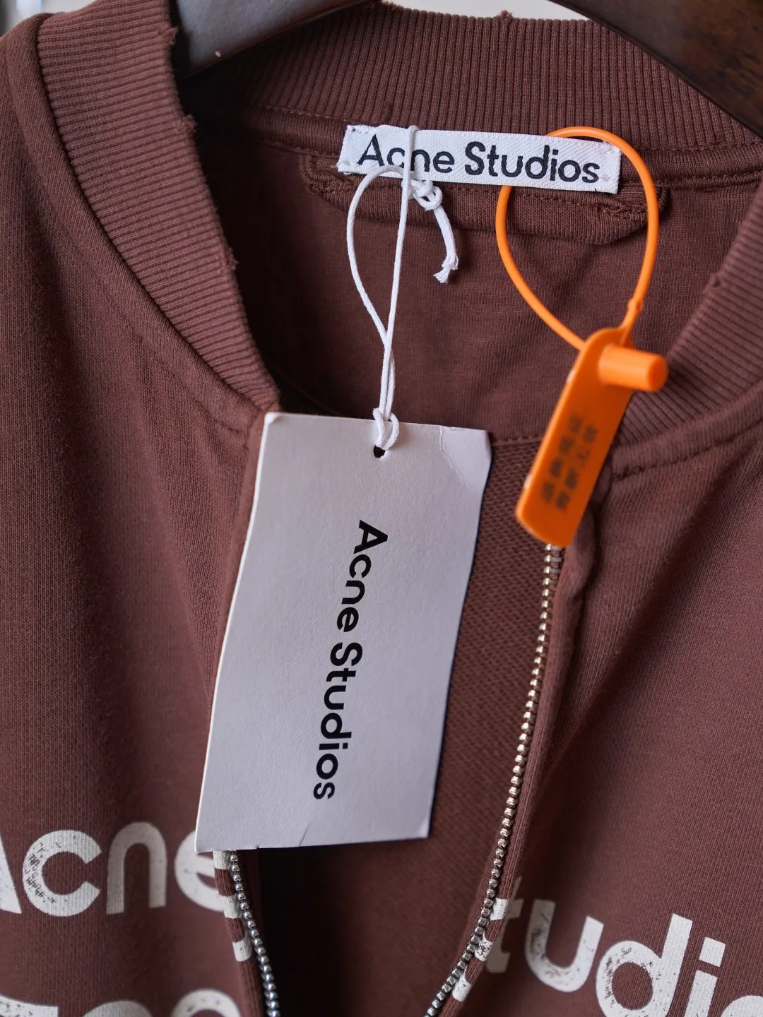 [Real auction] Acne Studios spray-painted distressed logo baseball collar zipper jacket [In Stock] S M L Acne Studios logo printing on the chest uses Retro sports aesthetics to engrave the brand's heritage. It is unobtrusive but highly recognizable. It subtly blends the Nordic minimalist style with the Retro sports style. It is low-key and elegant. It has its own aura. Adopt glue printing process. The chest printing has been revised three times with the film screen. Use glue liquid paint to print the pattern on the fabric. Bake the fabric to fix the printed pattern. Gradient distressing spray process. Spray dyes of different colors on the surface of the fabric. Realize that the clothes will show rich color changes under different lights to increase the visual layering. Many places on the body of the clothes are completely manually positioned and worn. Manual brushing marks add texture and depth to the surface of the clothes to imitate the texture of natural wear and tear. The fabrics have been fermented and washed, giving a better hand feel and texture. Not easy to deform, not easy to shrink, not easy to fade, and maintain long-term beauty and loose fit.